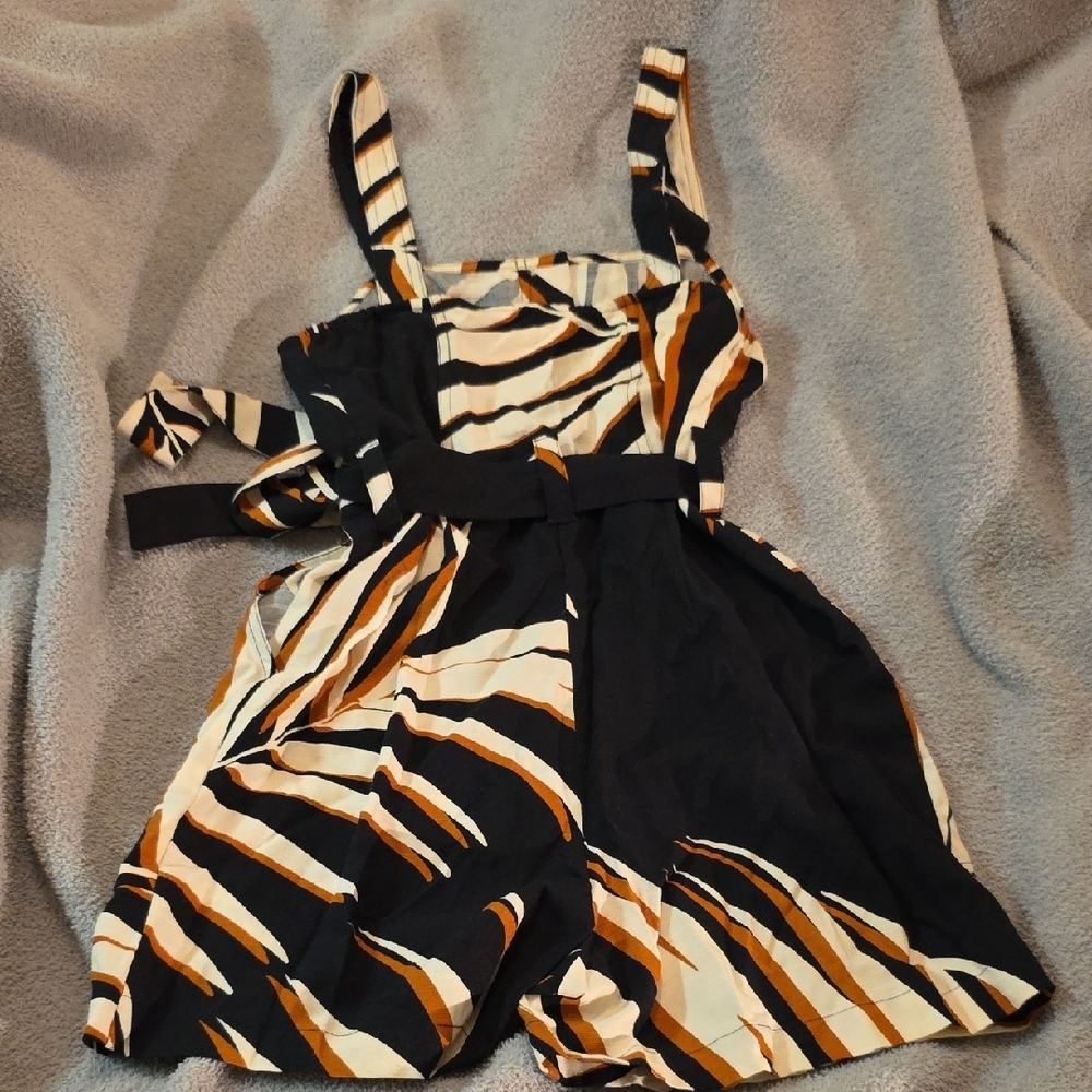NWT** Nine West Black and Orange Tropical Patterned Romper - Picture 5 of 9